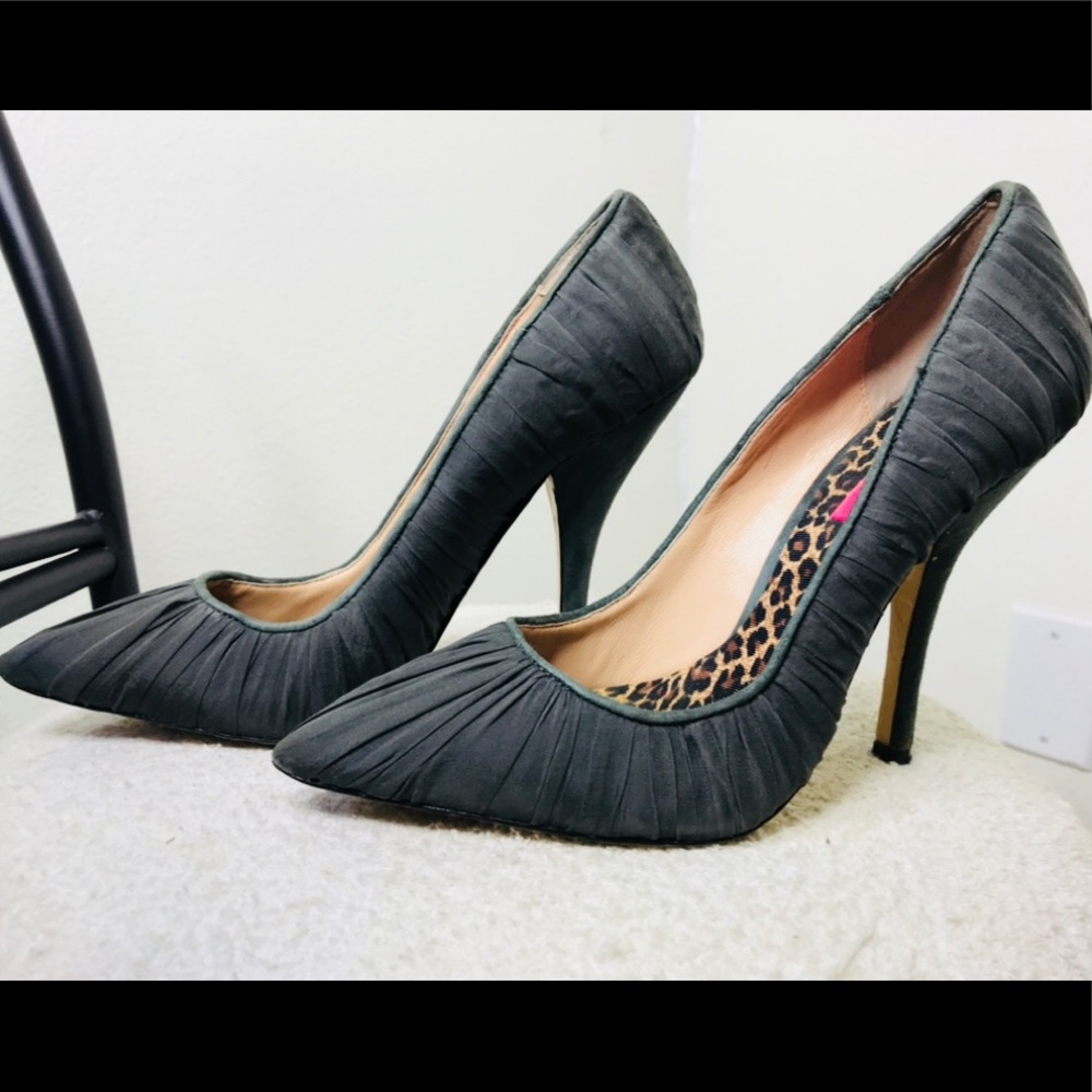 Betsey Johnson gray gathered shoe with suede heel